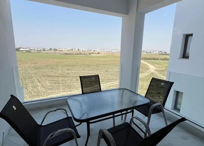 Apartament Larnaca Elysium Seaside & Pool Retreat *