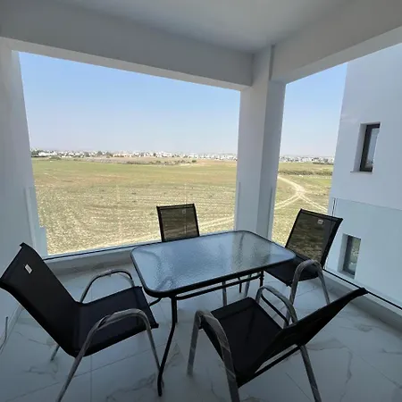 Διαμέρισμα Larnaca Elysium Seaside & Pool Retreat *